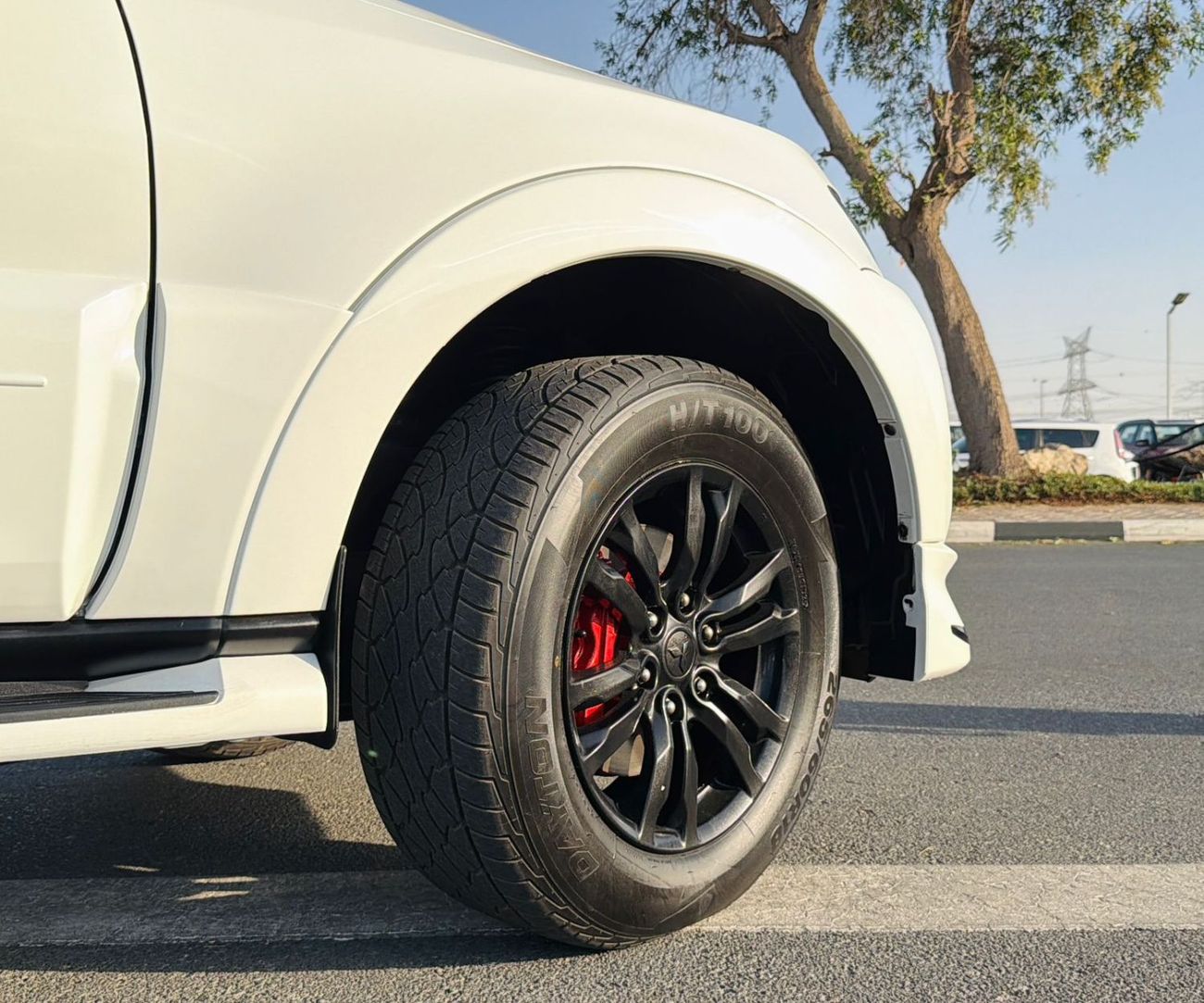 ميتسوبيشي باجيرو SIGNATURE BODY KIT MODIFIED | ELECTRIC HEATED SEATS | BACK CAMERA | PARKING SENSORS | 3.2L DIESEL EN