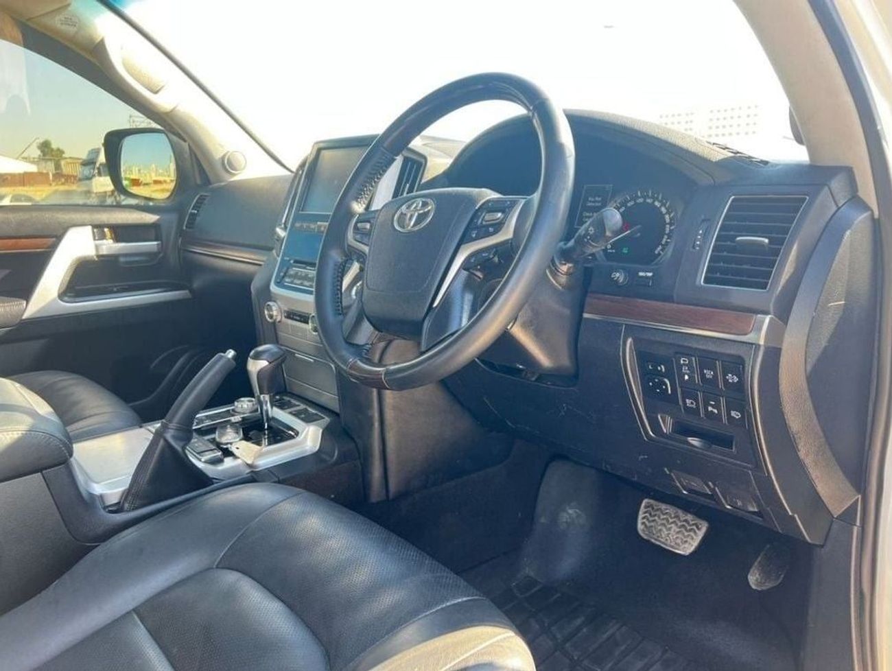 تويوتا لاند كروزر Diesel 4.5 Liter Right Hand Drive SAHARA Sunroof Cool Box Leather Power Seats