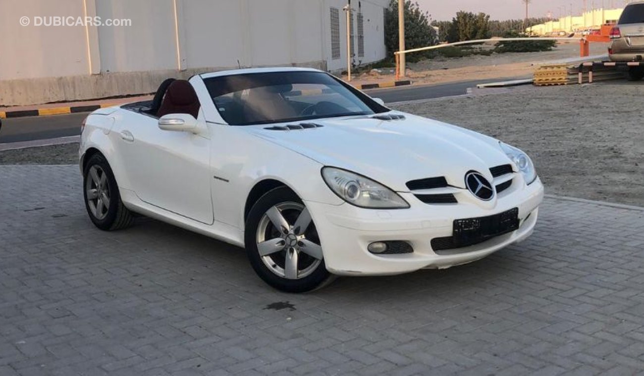 مرسيدس بنز CLK 200 The Mercedes CLK200 is a clean top, does not require any money, and is ready to register