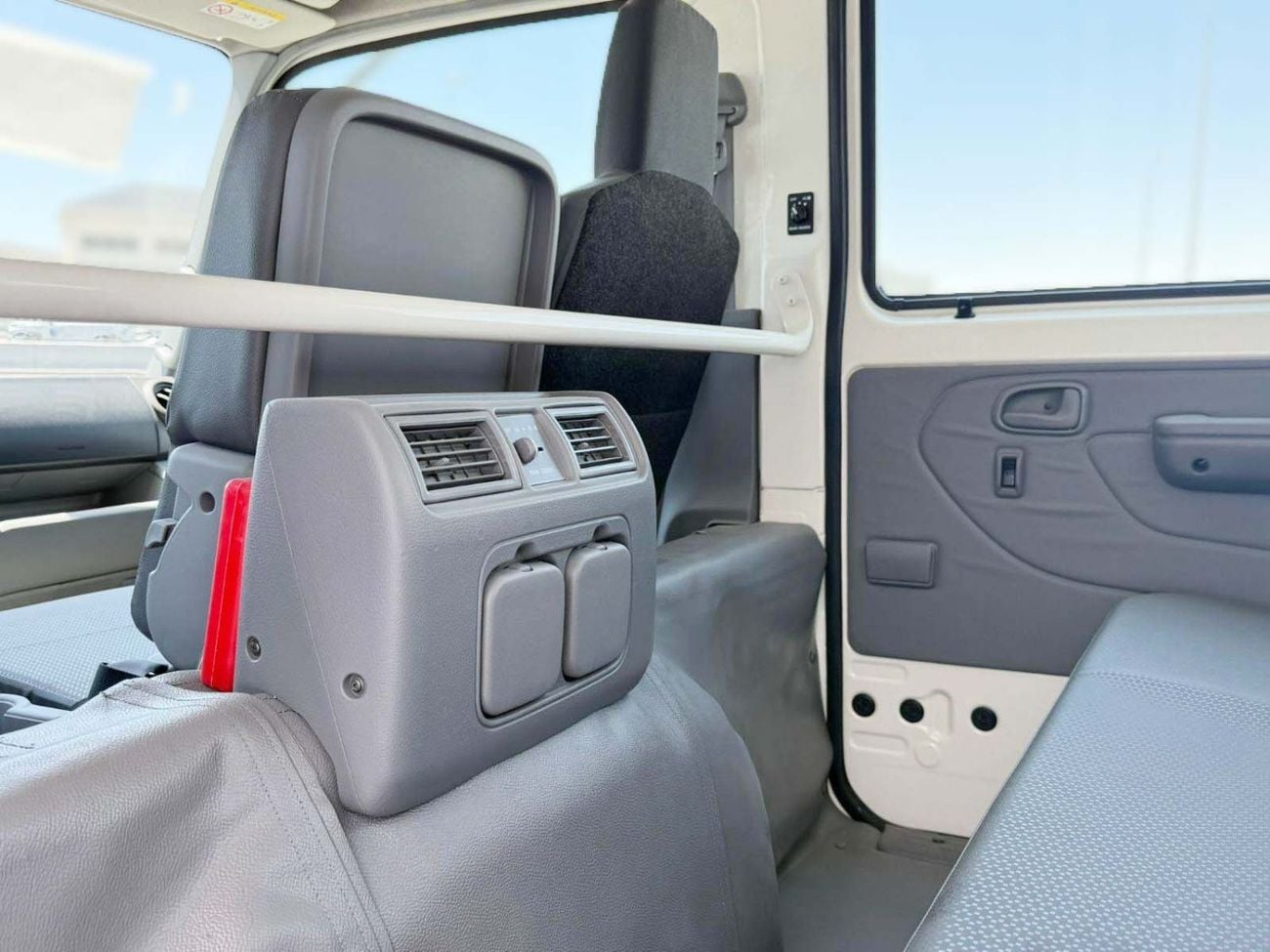 Hino 300 4.0L 614 D/C CARGO 4x2