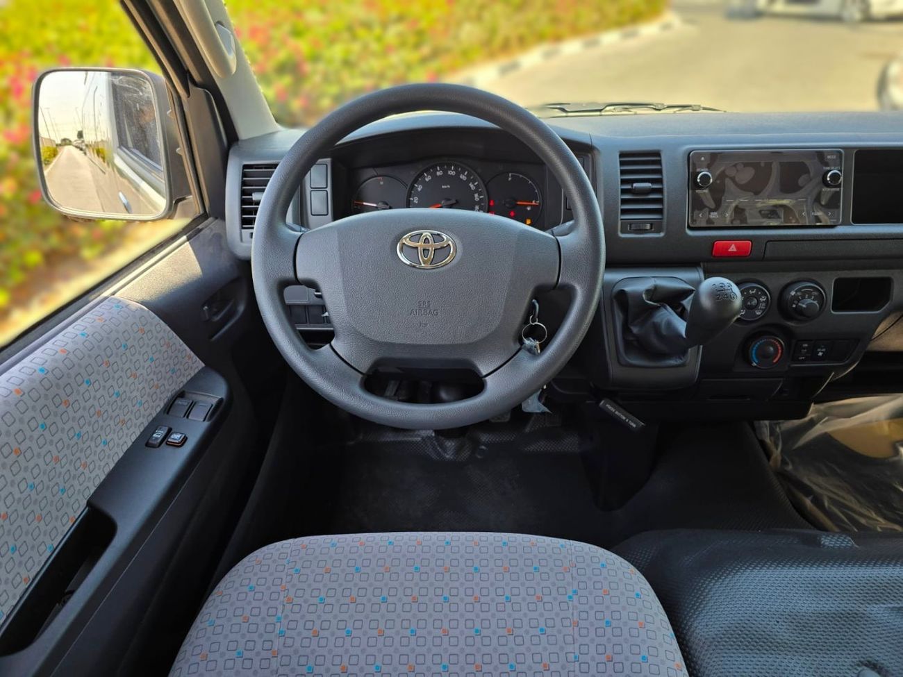 تويوتا هاياس Hiace 2.5L High Roof Diesel GL 2.5L 15-passenger