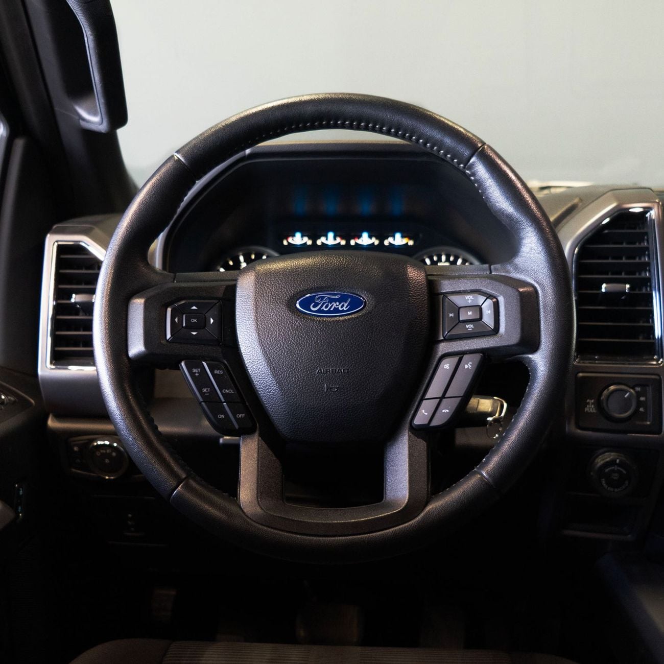 Ford F 150 XLT 5.0L (385 HP) Double Cab Utility AED 2,572 P.M • 0% Downpayment • Ford F-150 XLT Crew • 1 Year W