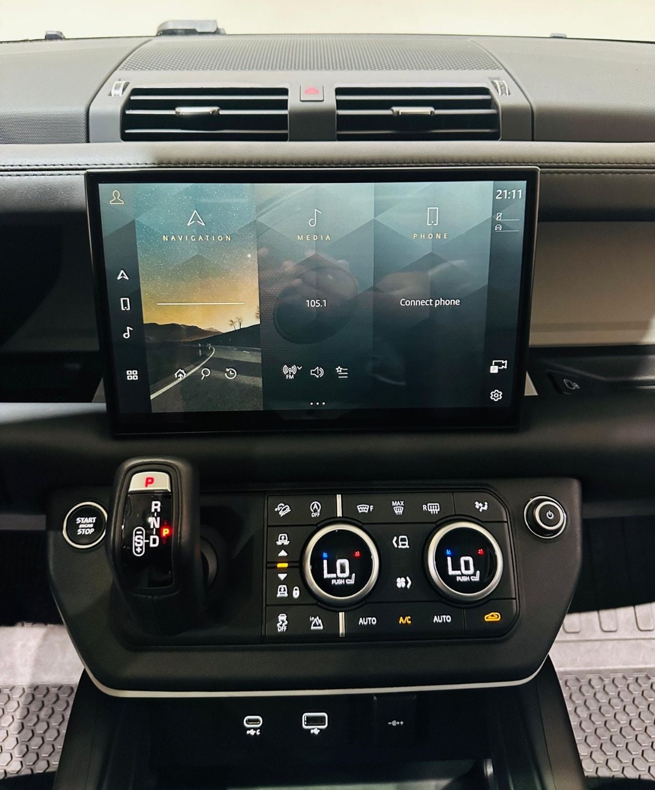 Land Rover Defender 130 SE P400 X Dynamic (7 Seater)