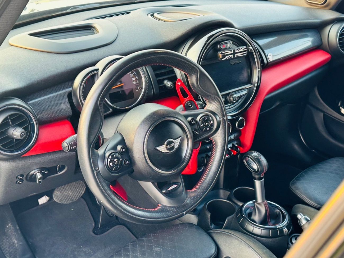 ميني كوبر إس موديل 2015 خليجي فل مواصفات بانوراما السياره حاله ممتازه من الداخل و الخارج فل مواصفات بانوراما