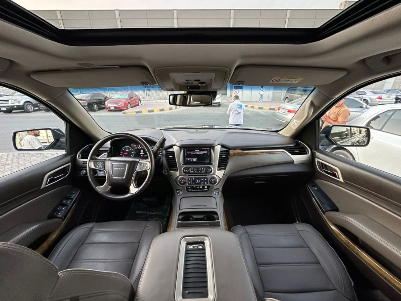 GMC Yukon XL Denali 6.2L (7 Seater) GMC YUKON DENALI XL GCC 2017 ORGINAL PAINT // PERFECT CONDITION