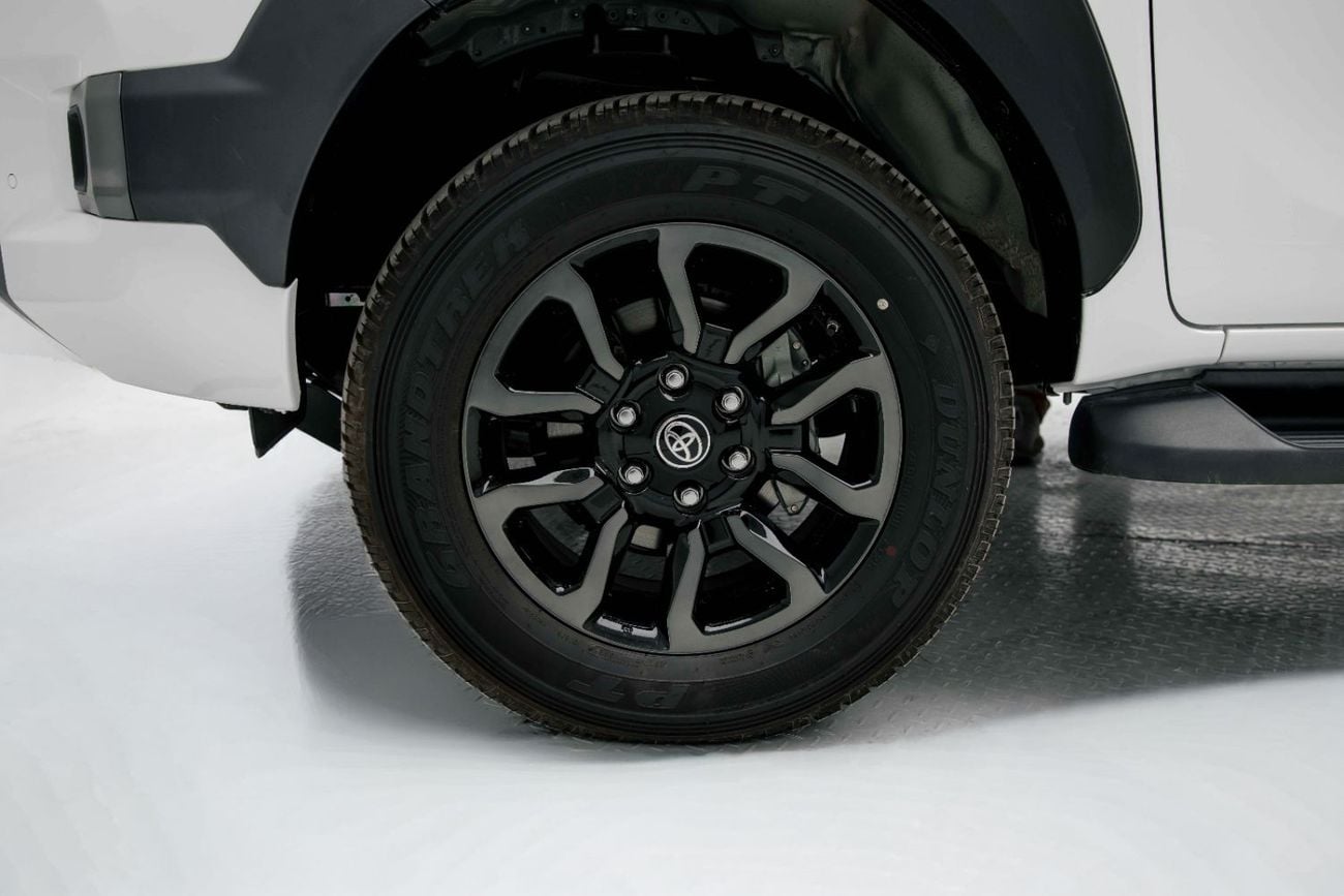 تويوتا هيلوكس Adventure 4.0L - Platinum White Inside MLM Black | Export Only