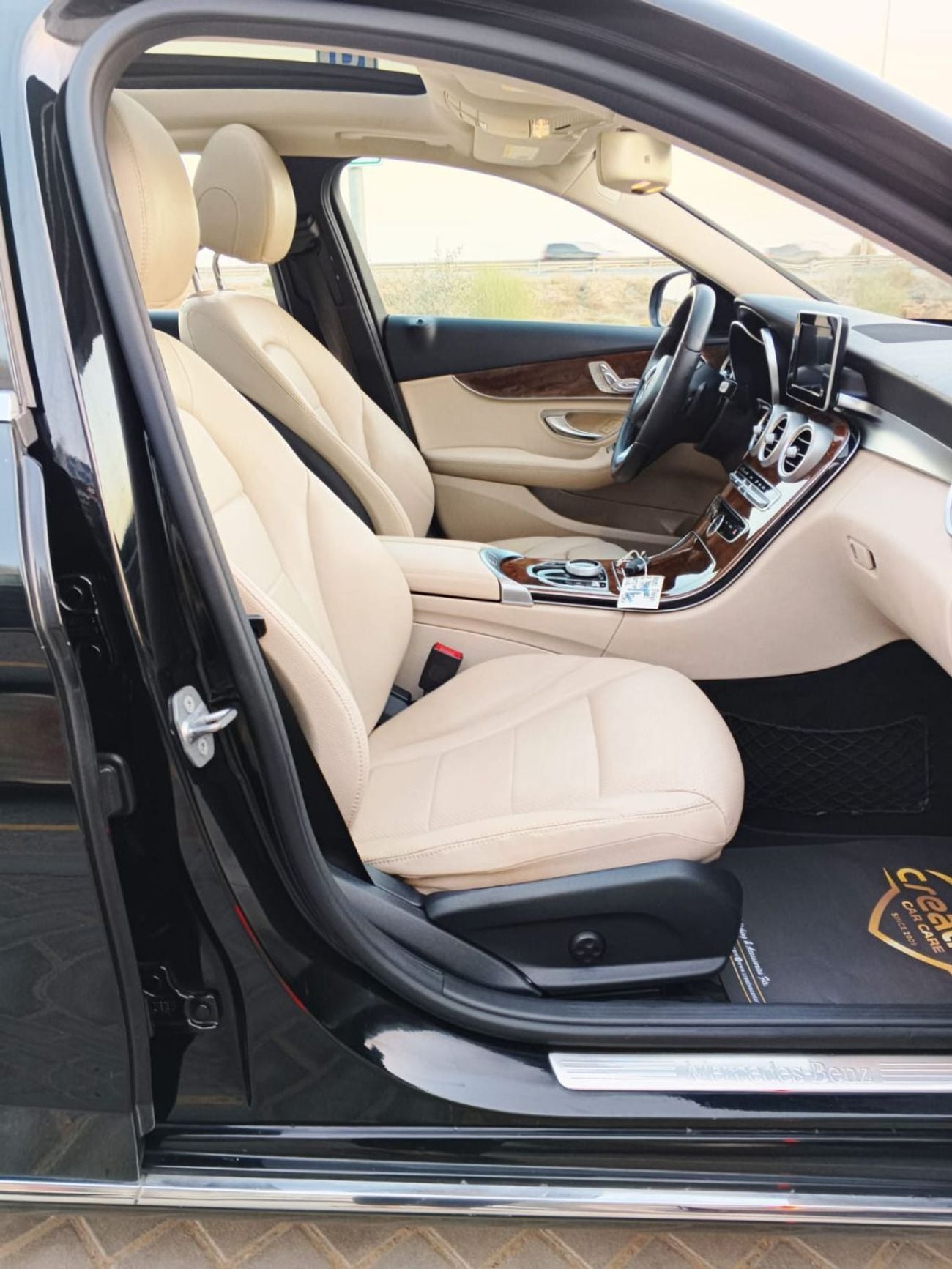 مرسيدس بنز C 300 قمة الأناقة! مرسيدس بنز C 300 موديل 2017 | حالة نظيفة جداً | 170,000 كم – رفاهية بسعر لا يُنافس!