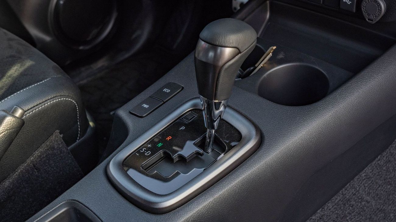 تويوتا هيلوكس 2024 Toyota Hilux GR-Sport 4.0L AT Petrol (White)