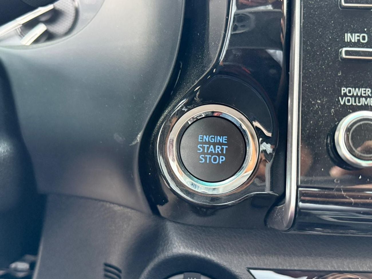 Toyota Hilux 2.7L GLX-S FULL WITH WIRLESS CHARGER AND COMPRESSOR OMANI