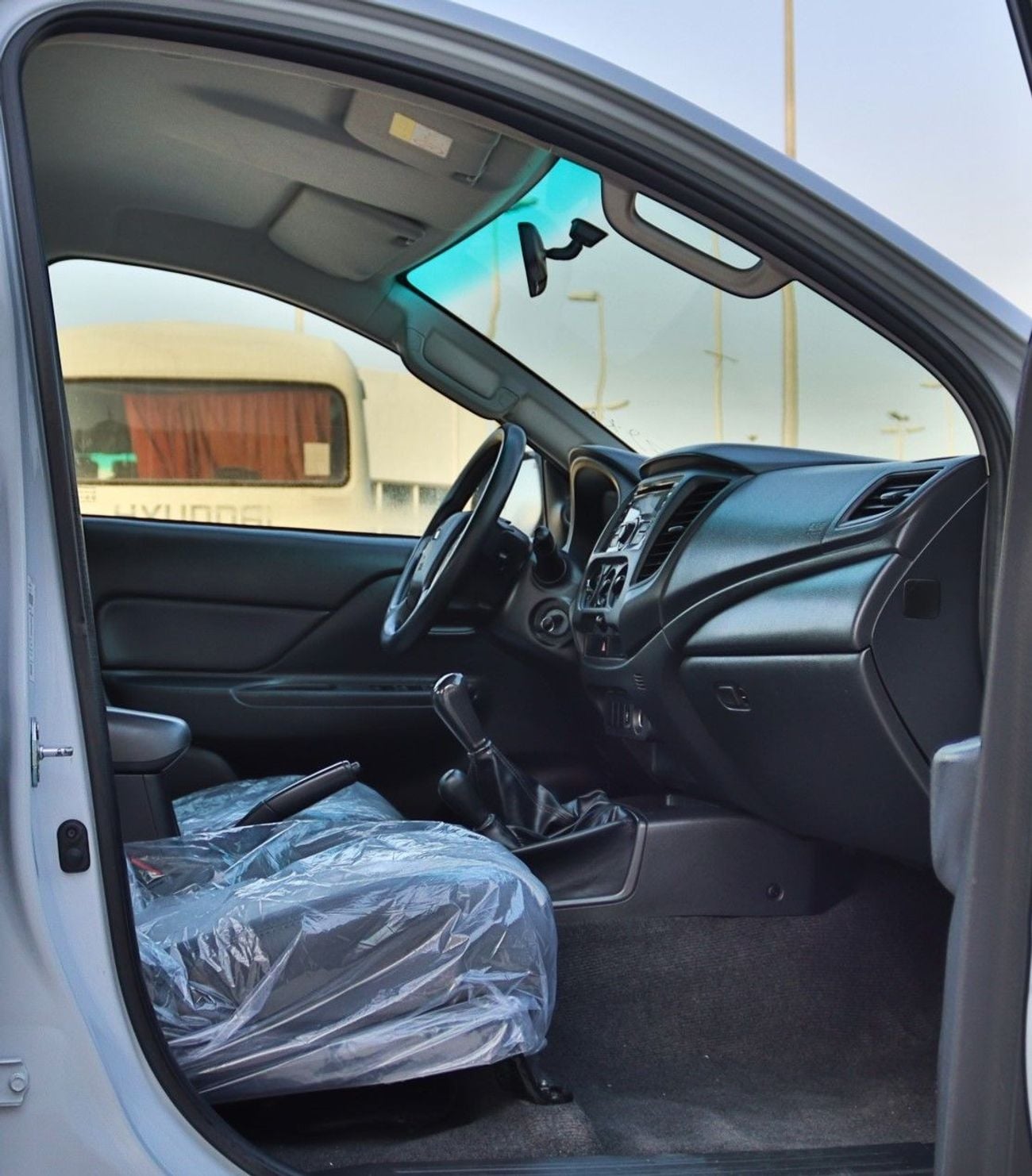 ميتسوبيشي L200 ميتسوبيشي L200 GLX (الجيل الخامس) 2021، مقصورة مزدوجة، 4 أبواب، محرك بنزين 4 أسطوانات سعة 2.4 لتر، ن