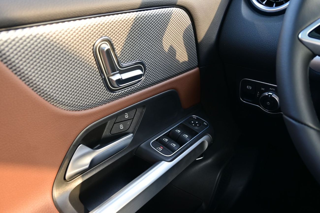 Mercedes-Benz GLB 200 Mercedes-Benz GLB 1.3L Turbo, FWD, Model 2025 Color Black