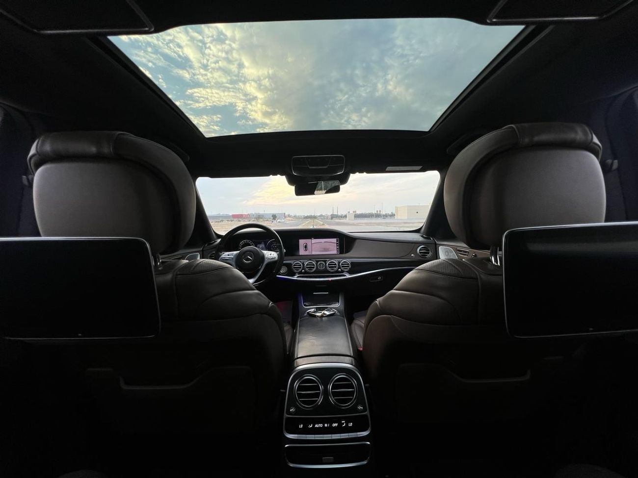 Mercedes-Benz S 560 Std Mercedes benz S560 Model 2018 GCC SPECS, original paint no accident.