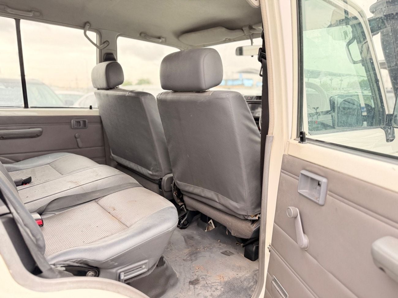 Toyota Land Cruiser 70 LC76 STD