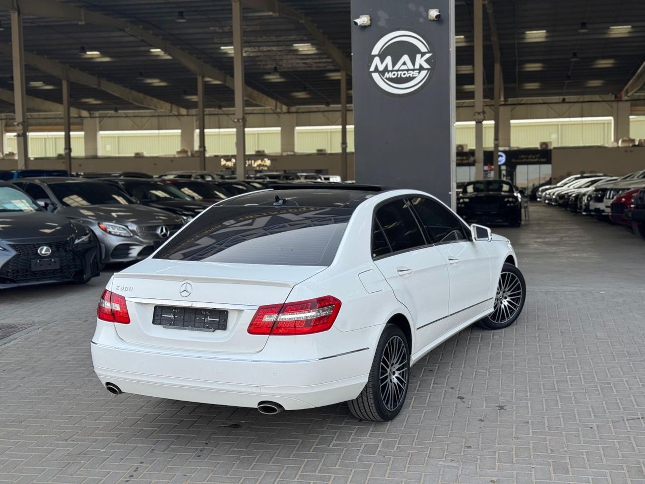 Mercedes-Benz E300 3.0L V6 / FULL OPTION PANORAMIC SUNROOF / KEYLESS ENTRY / KEYLESS START / ENTERED IN SYRIA CUSTOMS F