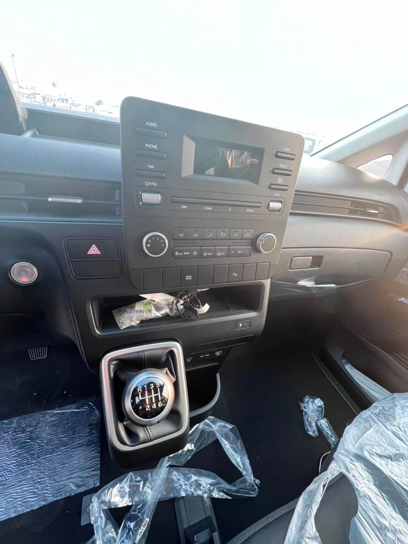 Hyundai Staria 2.2L - 6 Cly - Manual - Diesel - Front Wheel Drive - 11 Seaters - 5 Doors