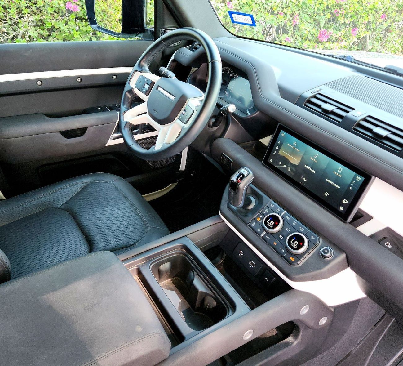 Land Rover Defender P300 110 2.0L (5 Seater) P300 110 2L-4CYL AMERICAN SPECIFICATION EXCELLENT CONDITION