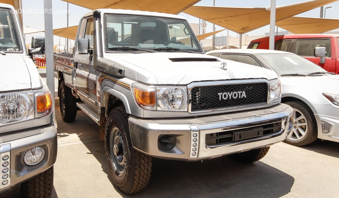 Toyota Land Cruiser Pick Up 2017 MODEL TOYOTA LAND CRUISER 79 SINGLE CAB PICKUP V8 4.5L TURBO DIESEL 3 SEAT MANUAL TRANSMISSION