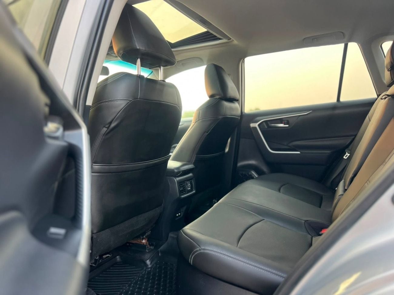 تويوتا راف ٤ 2021 Toyota Rav4 Hybrid XLE Full Option 2.5L V4 - Rear Camera  Leather Seat - AWD 4x4 - Sunroof -
