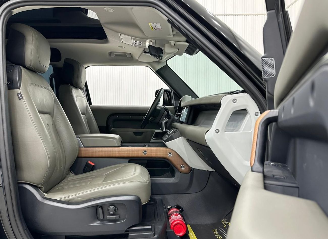 Land Rover Defender P400 90 SE 2021 Land Rover Defender 90 P400, 2 Years Agency Warranty, Full Service History, GCC