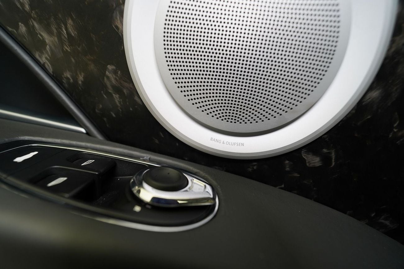 أستون مارتن DB11 Std 5.2L