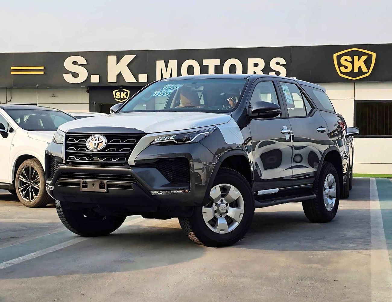 تويوتا فورتونر 2.4L V4 DIESEL / MANUAL A.C / DIFF LOCK / OVER FENDER / MID OPTION 4WD (CODE # FD24B)