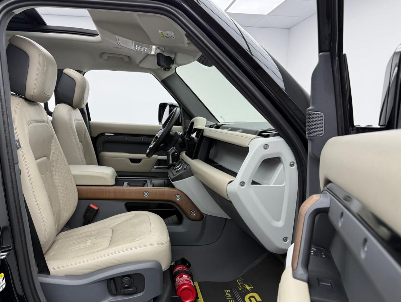 Land Rover Defender P400 110 HSE 3.0L (5 Seater) 2022 Land Rover Defender 110 HSE P400, 2026 LR Warranty, Full LR Servic