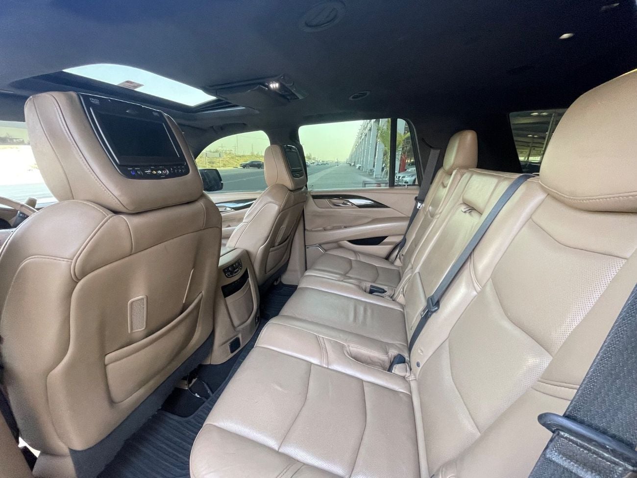 Cadillac Escalade Platinum 6.2L 7 SEATER / 360 CAMERA / SIDE STEP AUTOMATIC / WIRELESS CHARGER / SUPER CLEAN