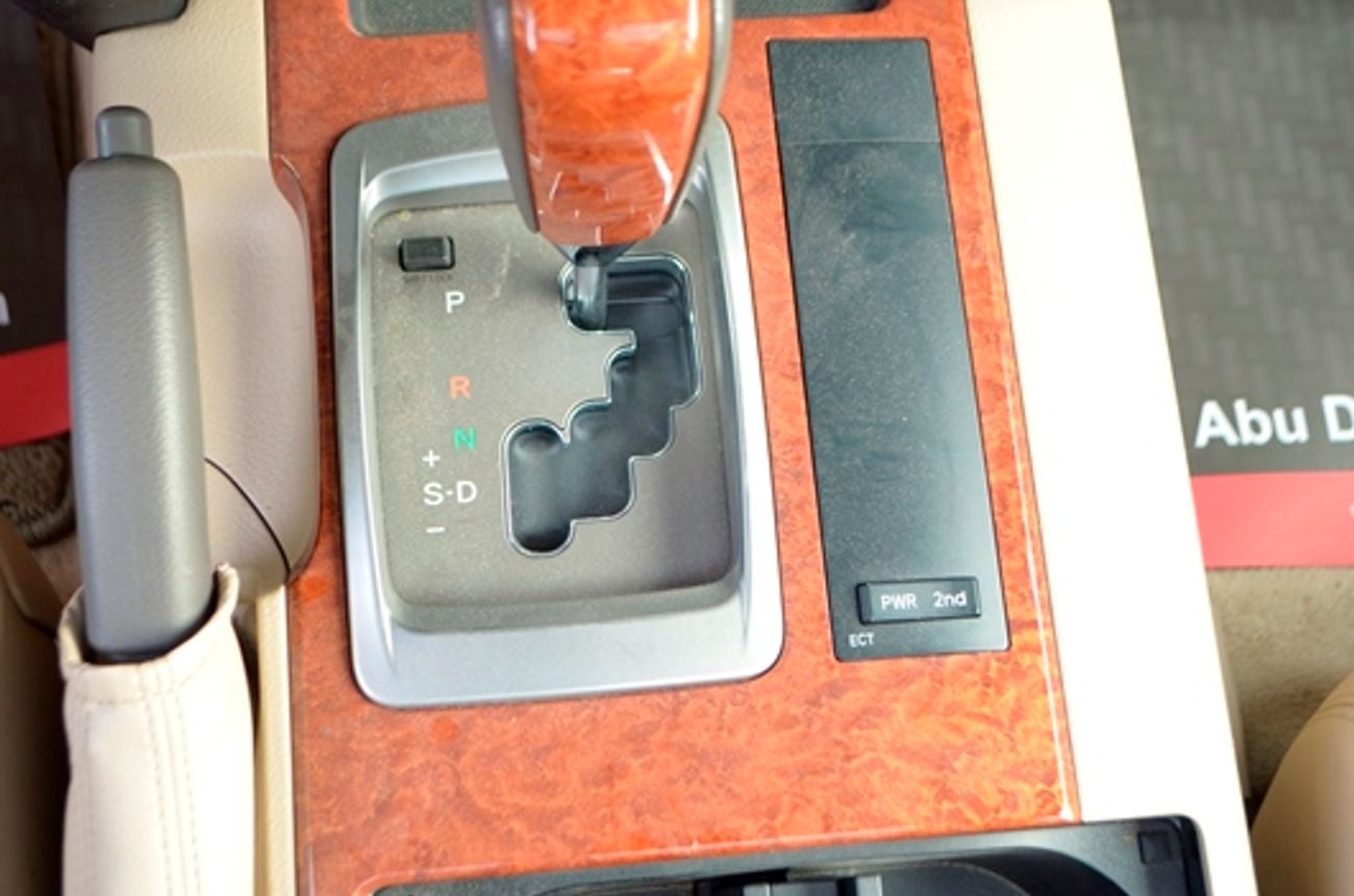 Toyota Land Cruiser GXR V8