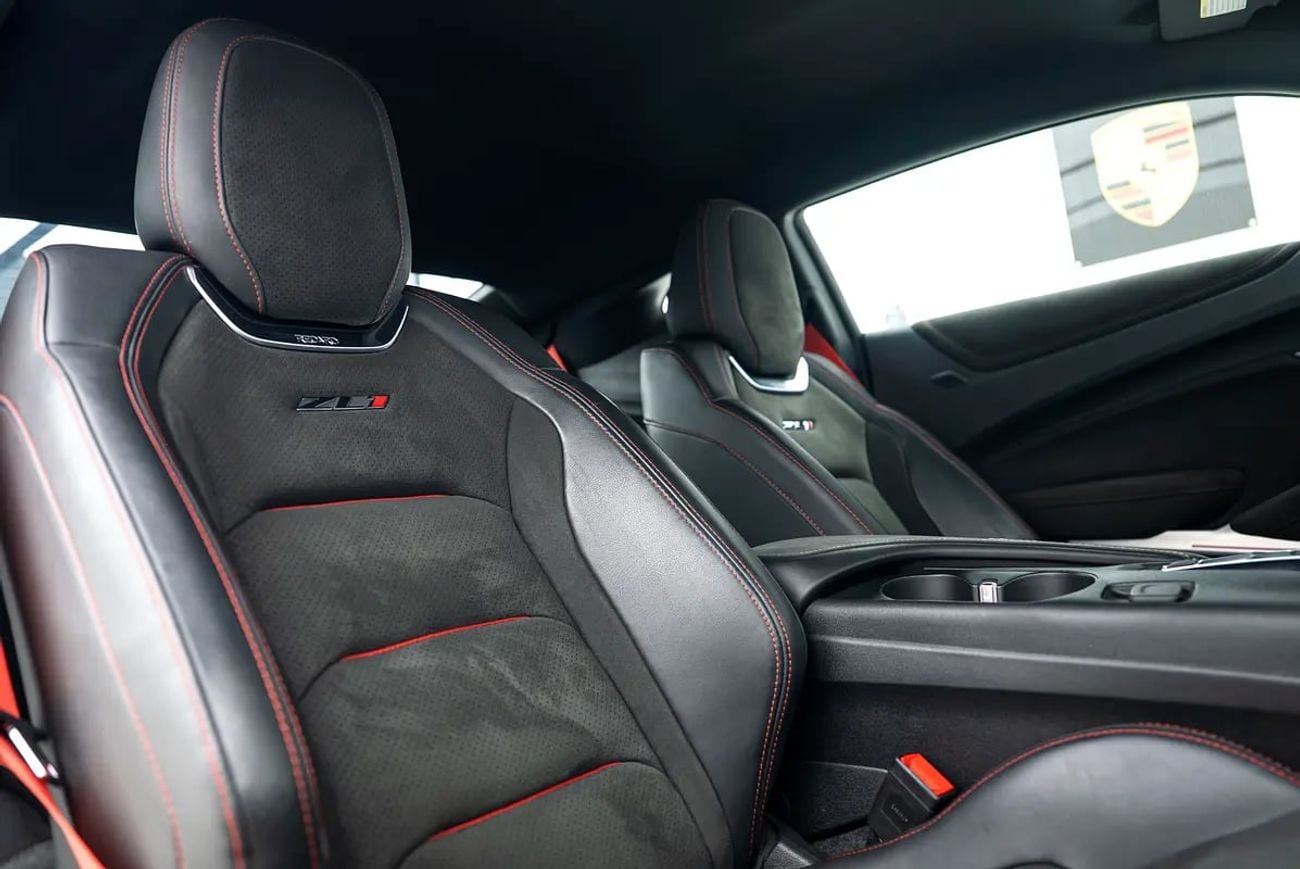 شيفروليه كامارو ZL1 ألياف الكربون 650 HP LT4 V8 | ZL1 1LE TRACK PACKAGE | 6-SPEED MANUAL