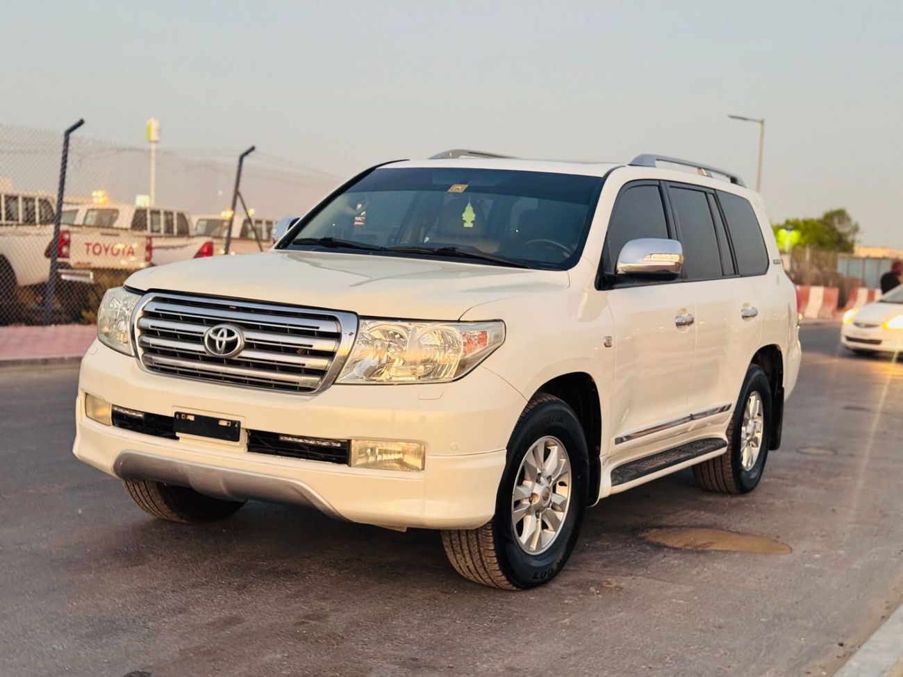 Toyota Land Cruiser Left hand drive ,4.0 liter .V6 ,white ,Color 2011 Model ,only for export available