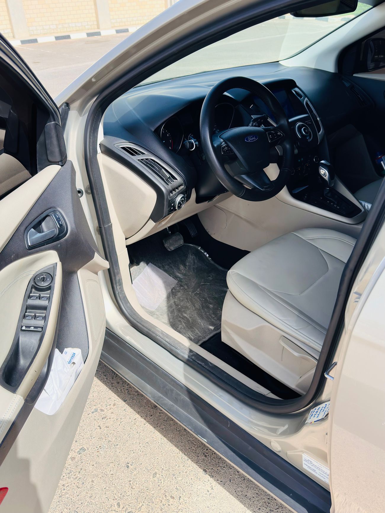 فورد فوكاس أنظف فورد فوكس خليجي 2015 قوي واقتصادي جدا،ملكية سنة تأمين عمان والامارات سنة، صبغ وكالة من البنفر إ