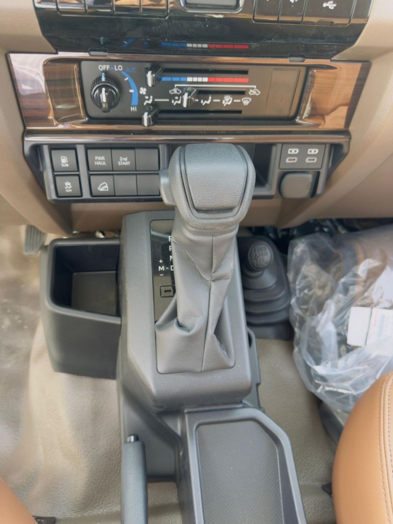 تويوتا لاند كروزر بيك آب 2024 Land Cruiser LC79 2.8L Diesel AT SC Full option