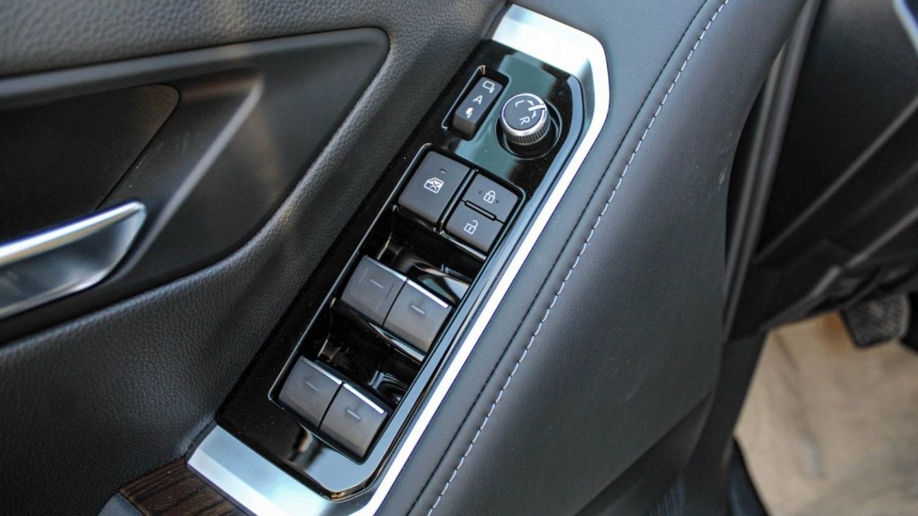 Toyota Land Cruiser TOYOTA LC300 4.0L VX V6 CHROME PACK P SEAT AT (Export Only)