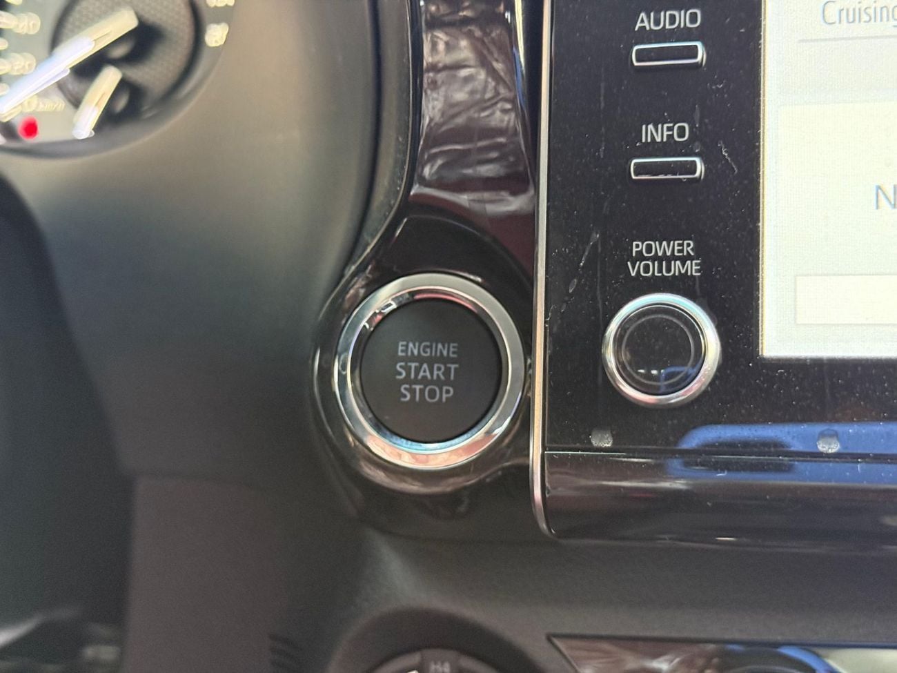 تويوتا هيلوكس Toyota Hilux 4x4 2.4L full Option automatic gearbox