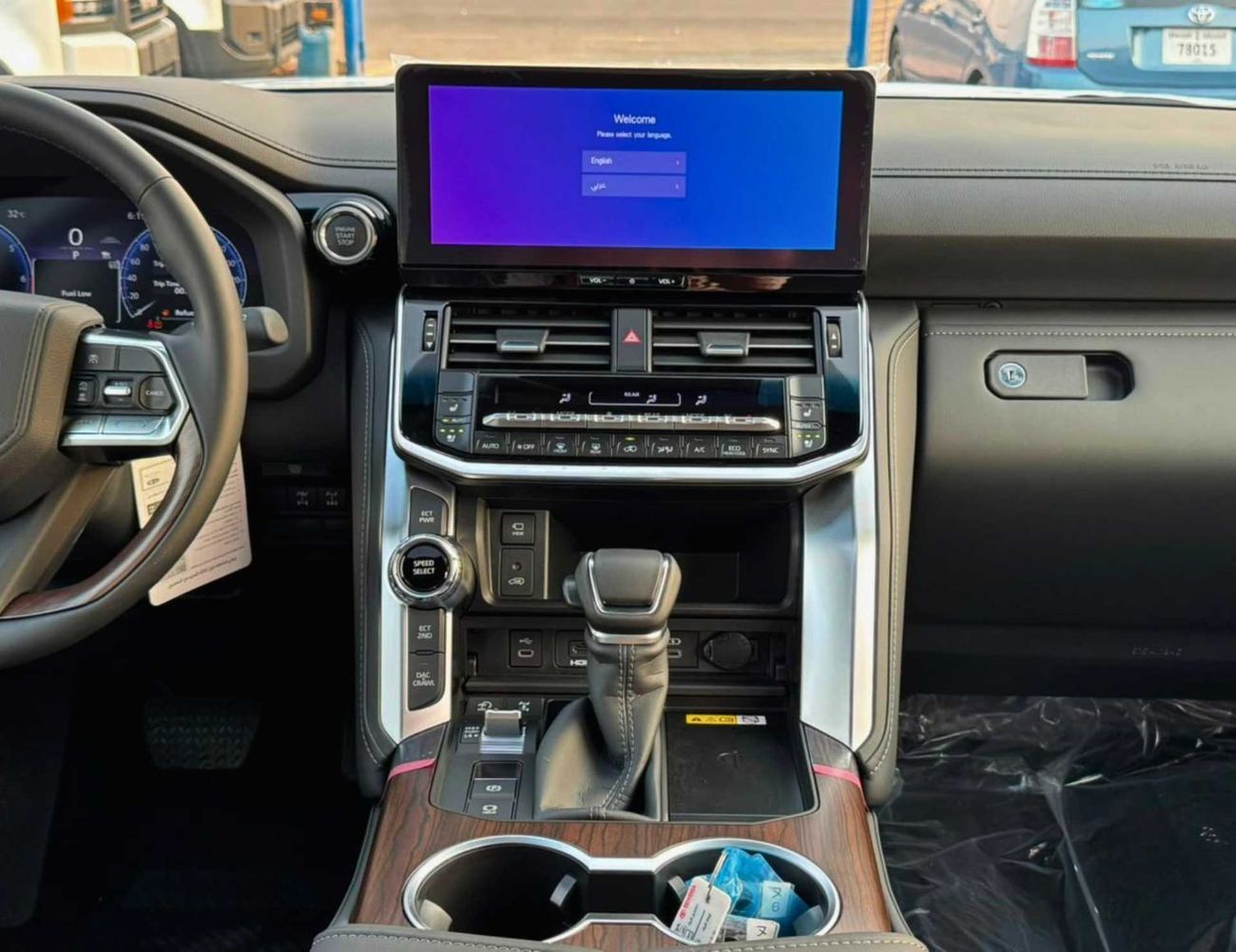 Toyota Land Cruiser VX 4.0L PETROL V6 | RADAR | BIG DVD | REAR ENTERTAINMENT SCREEN | COOL BOX | FULL OPTION (CODE#VX4MA