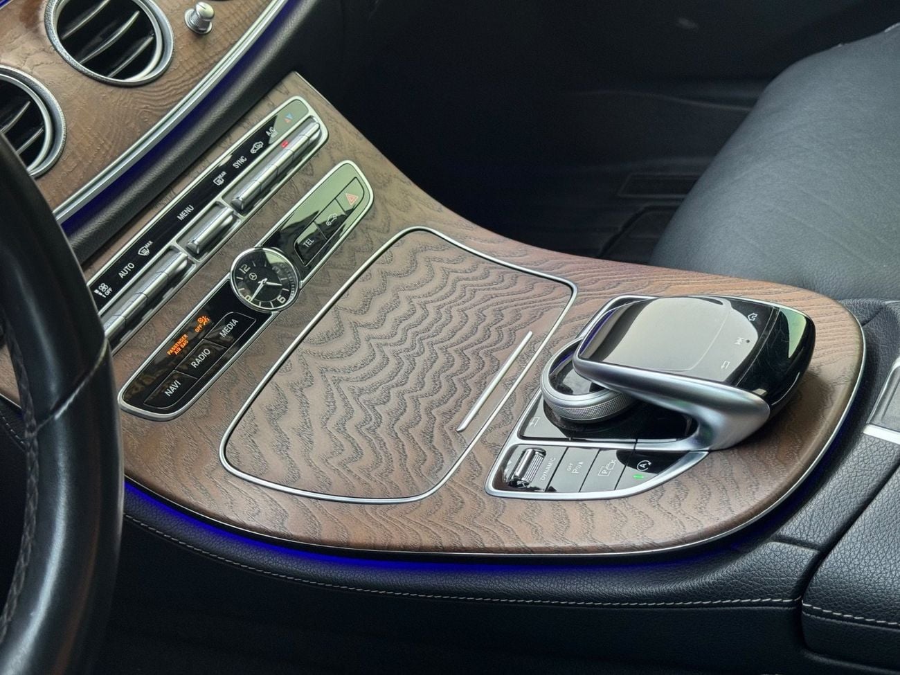 Mercedes Benz E 450 PREMIUM PLUS V6 3.0L TT / BURMESTER SOUND SYSTEMS / 360 CAMERA / AMBIENT LIGTING 64 colors/ RADAR  .../