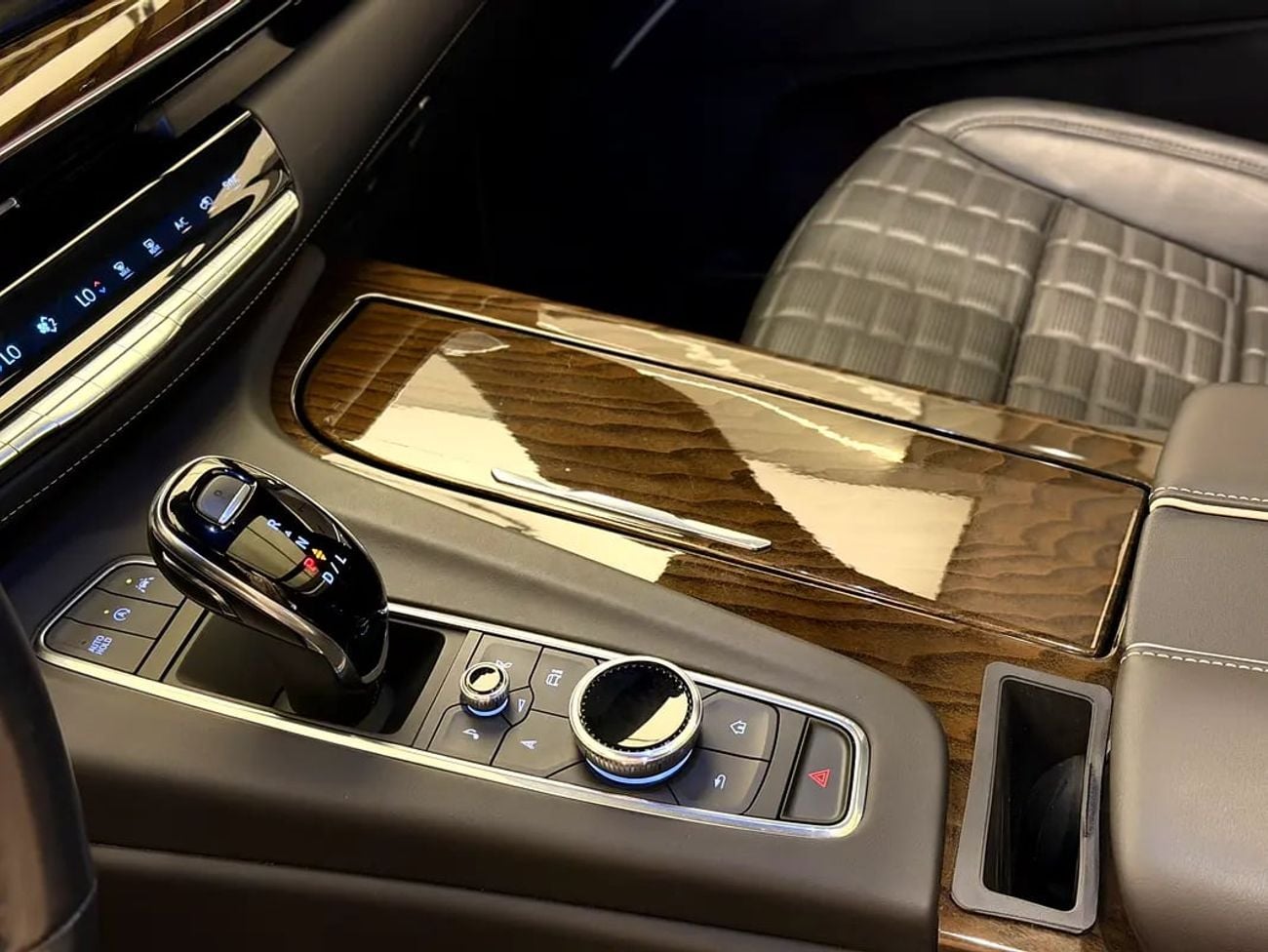 Cadillac Escalade SPORT PLATINUM - Japanese Specs - Brand