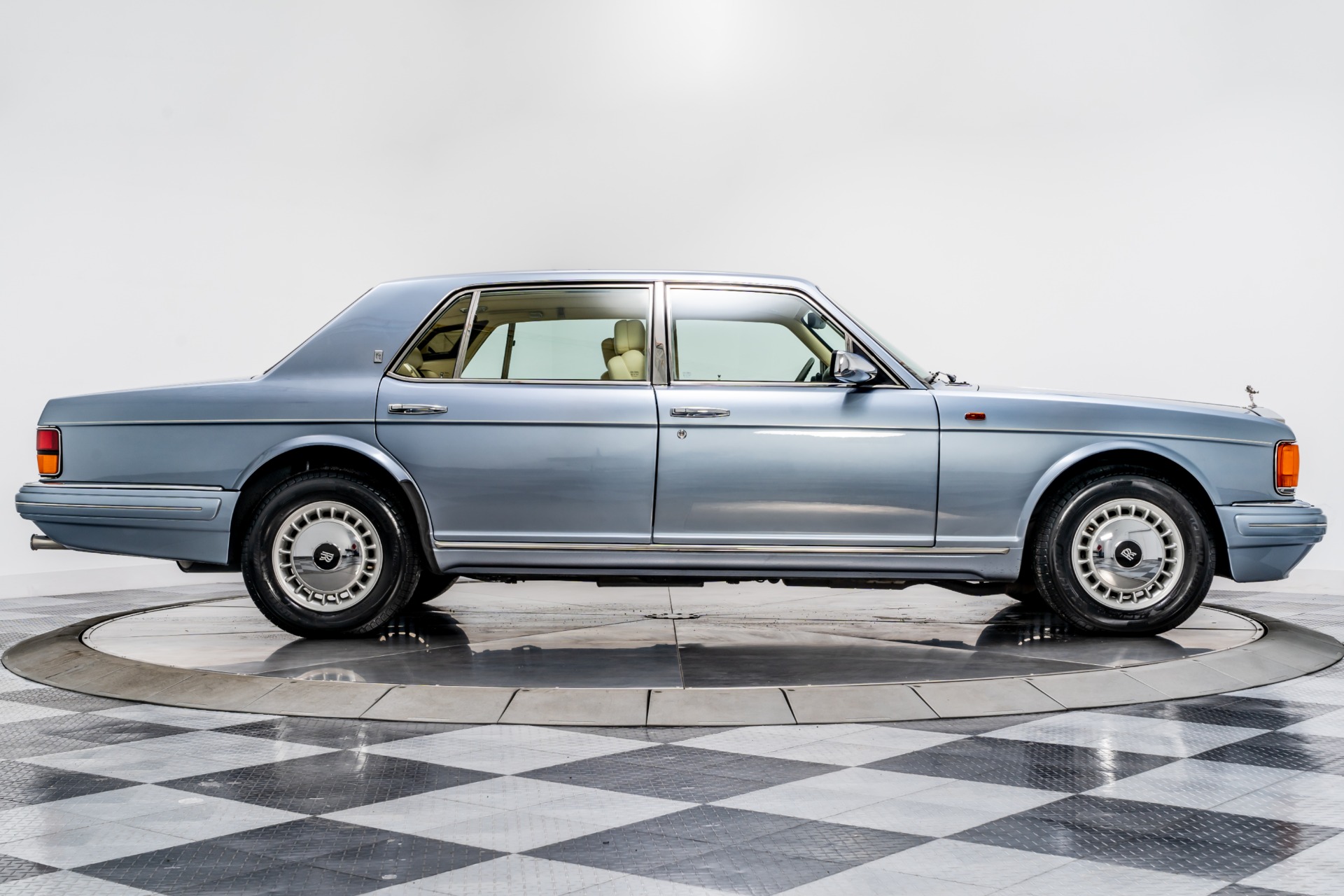 Rolls-Royce Silver Spirit exterior - Side Profile