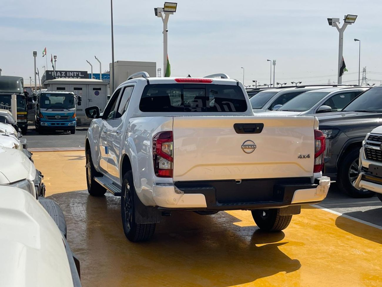 Nissan Navara Std 2.5L 4WD M/T Nissan Navara Double Cab  2.5L Petrol 4WD 5 Seater MT White