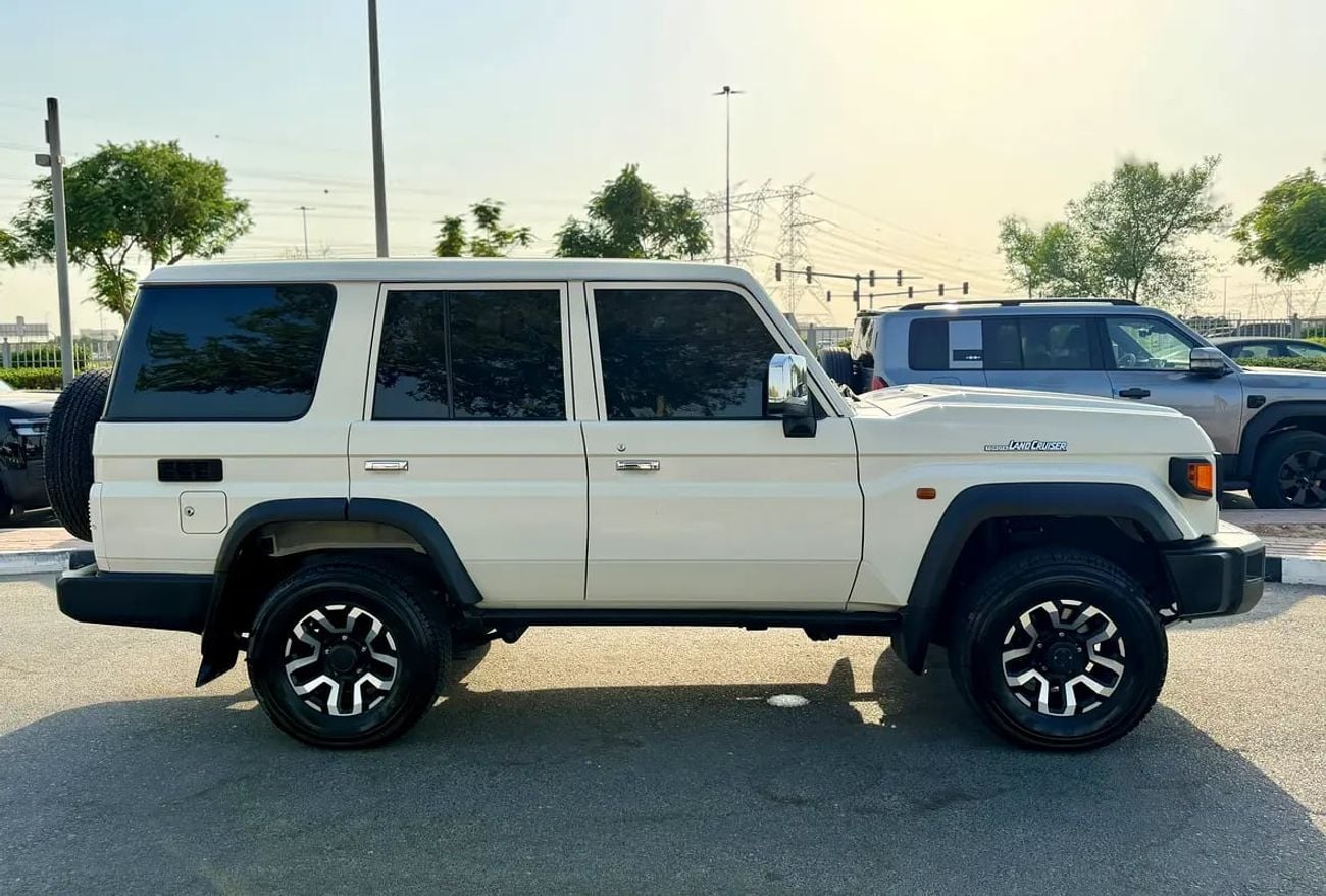 تويوتا لاند كروزر 70 LC76 LX Land Cruiser 76 Lx Hardtop double Cabin in GCC Specs