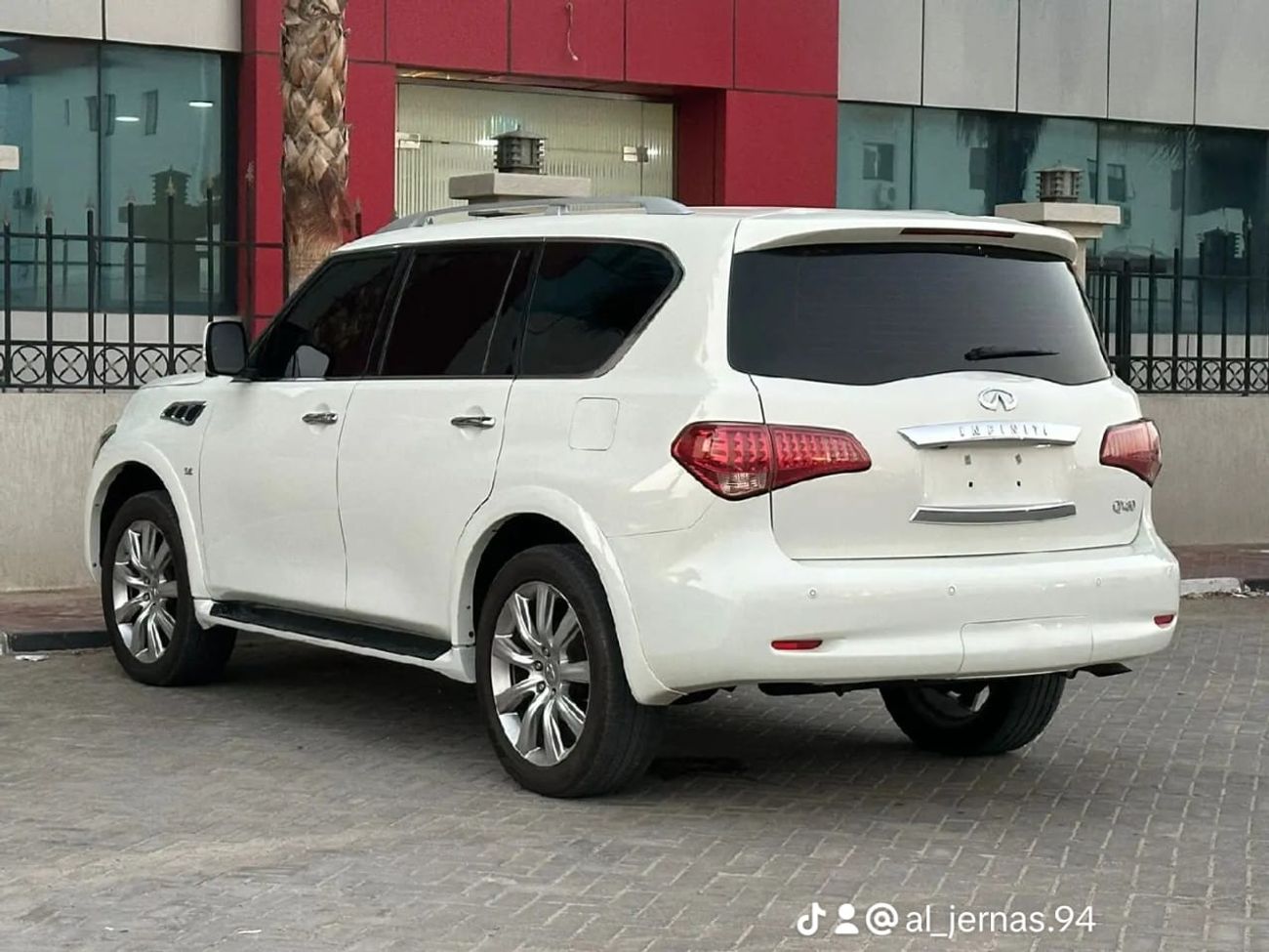 إنفينيتي QX80 لاكجري
