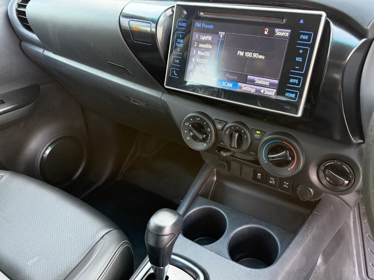Toyota Hilux SR5 shape
