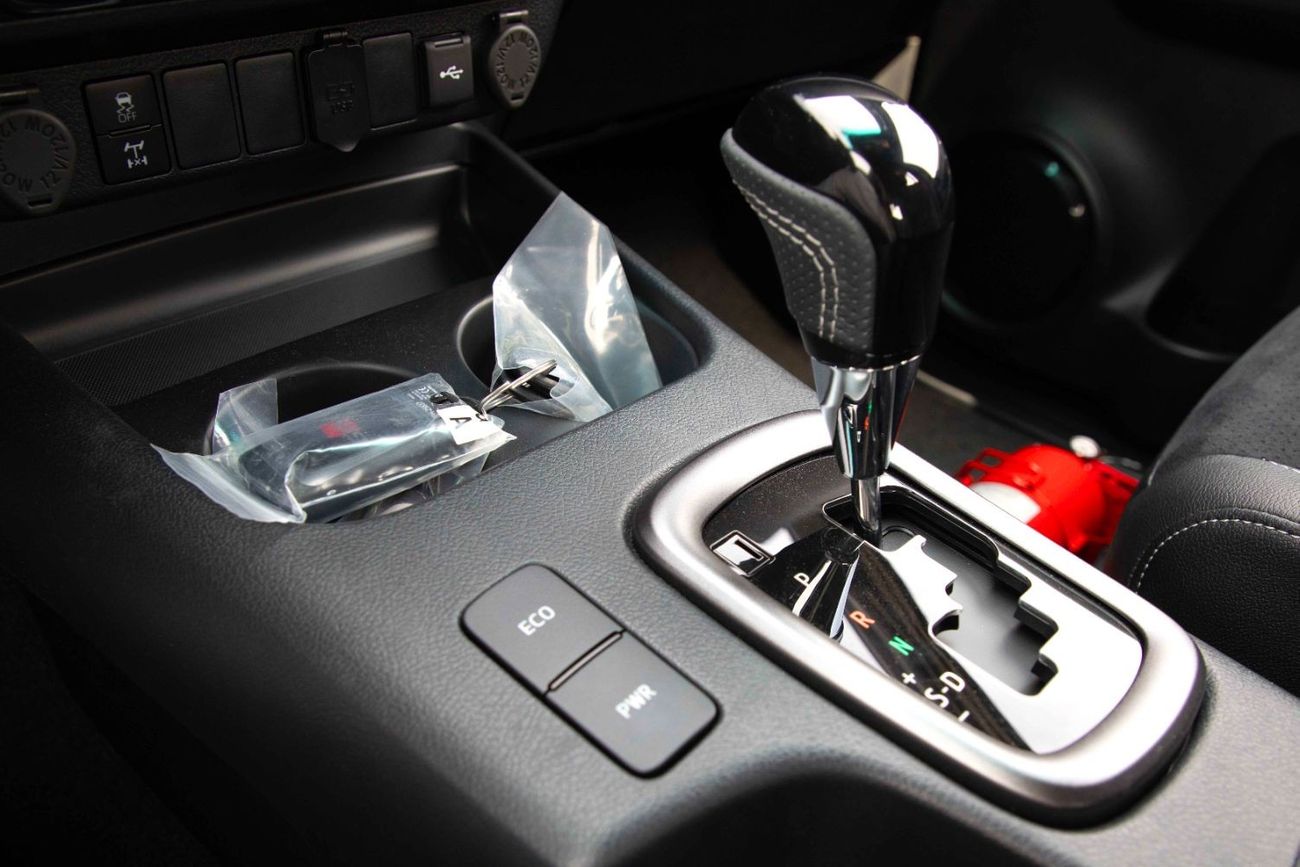 تويوتا هيلوكس تويوتا هايلكس 4.0 GR-Sport 2023 - أسود اتيتيود من الداخل أسود