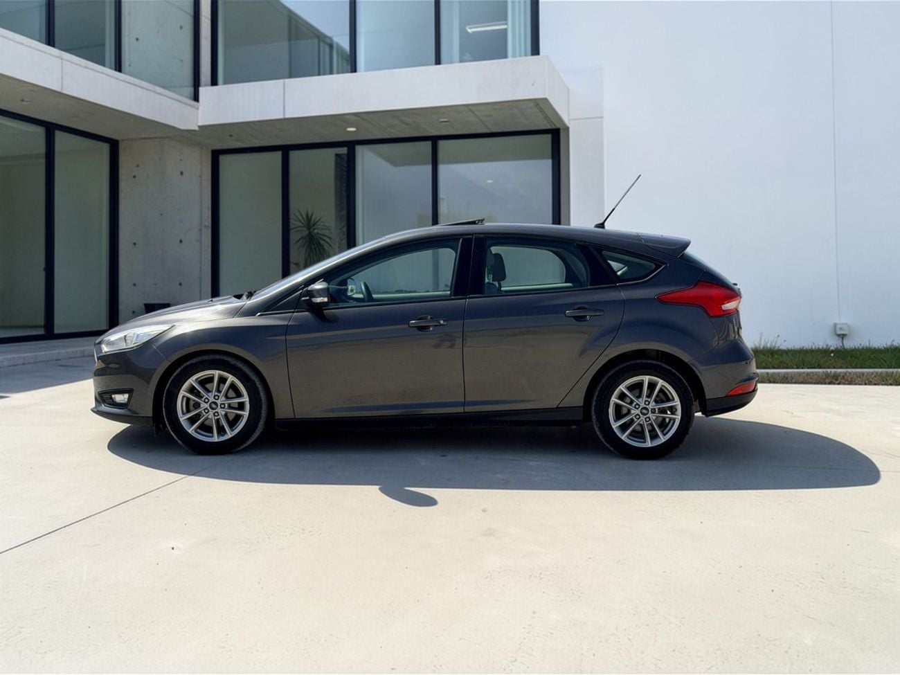 Ford Focus Trend 1.6L Hatchback FORD FOCUS 1.6L A/T Eco boost | 2017 | GCC SPECS | AED 530 per month