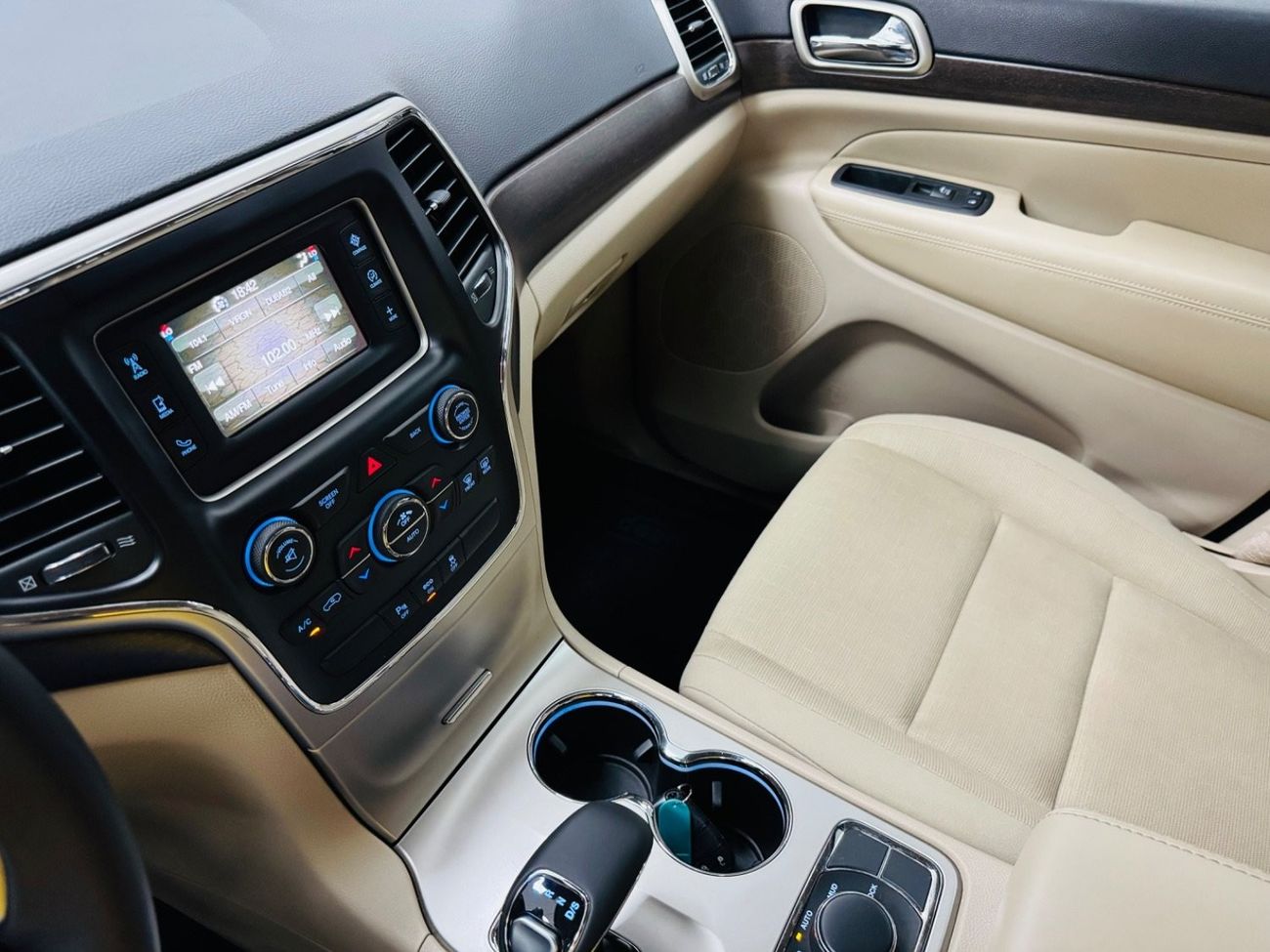 Jeep Grand Cherokee Laredo GCC .. Original paint .. V6 .. Low Milegea .. Perfect Condition .. Perfect Condition .