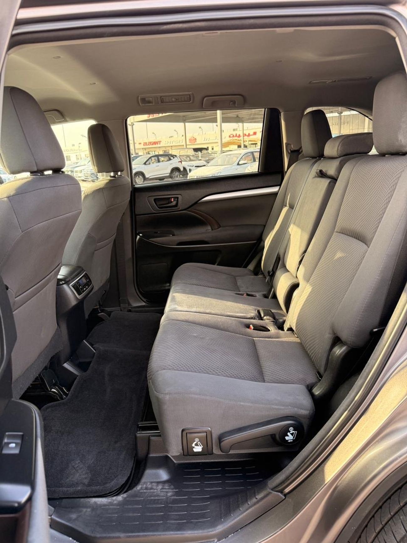 Toyota Highlander LE 3.5 L 2020 model