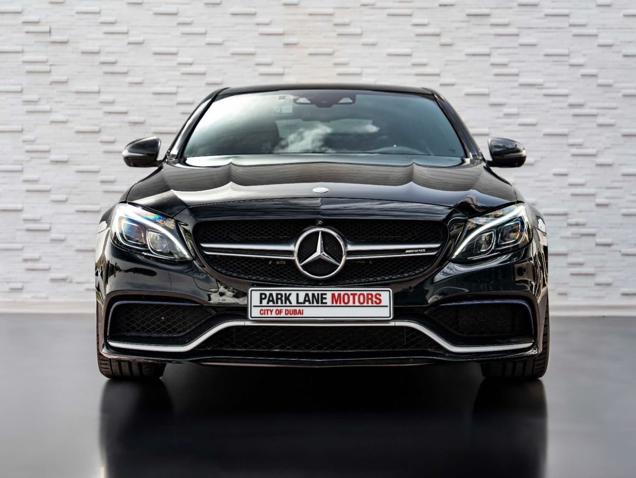 مرسيدس بنز C 63 AMG Std 4.0L Sedan