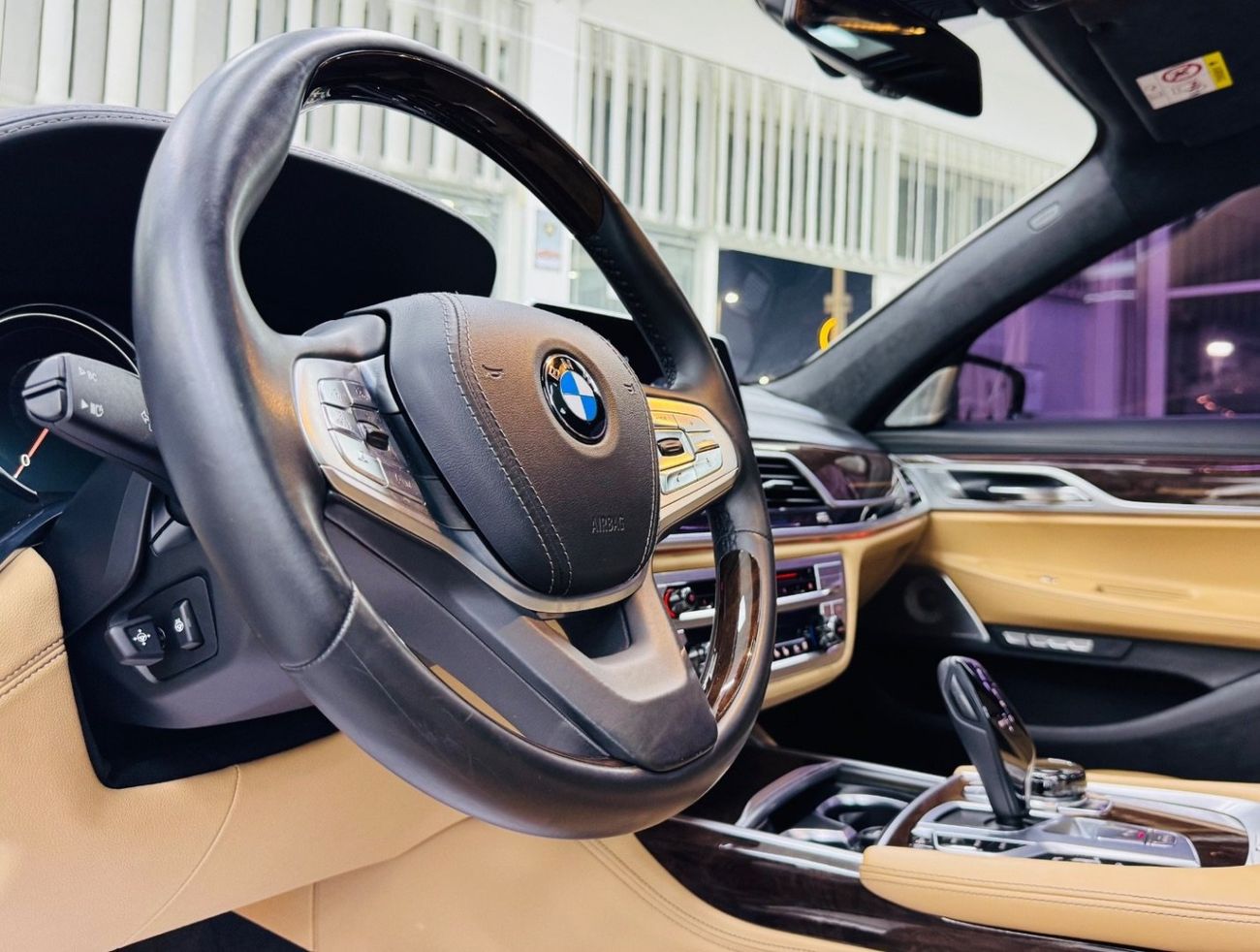 بي أم دبليو 750Li Luxury 4.4L (523 HP)