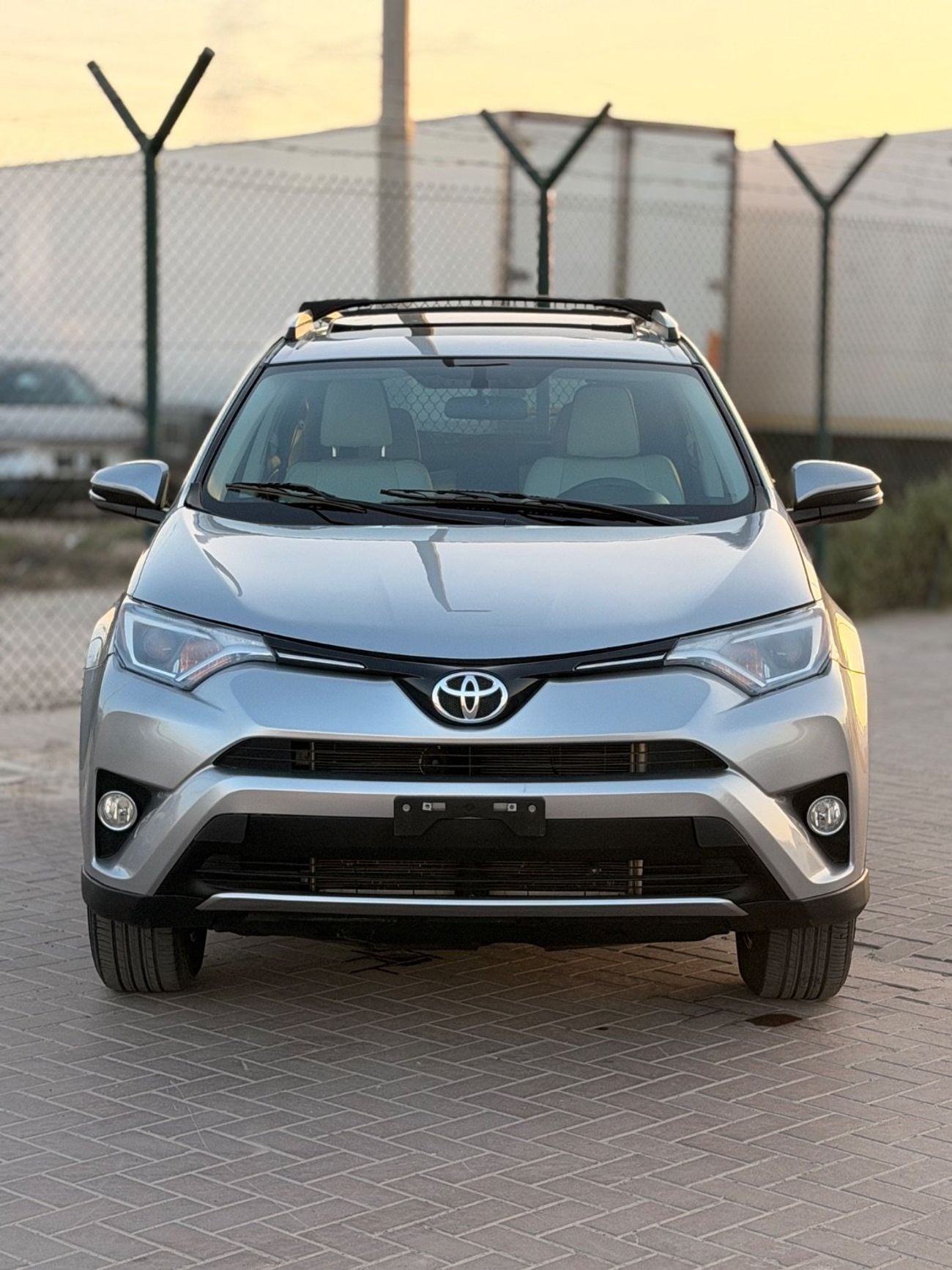 Toyota RAV4 XLE 2.5L 4x4 drive / sunroof, leather seats/ full option