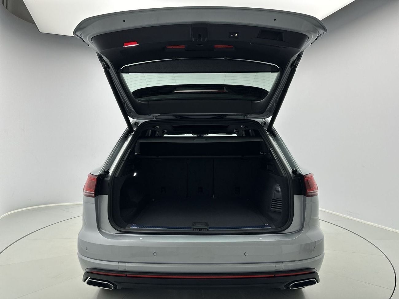 فولكس واجن طوارق ELEGANCE with Sunroof - Leather Seats 3L | 42,100 AED SAVINGS from New Car